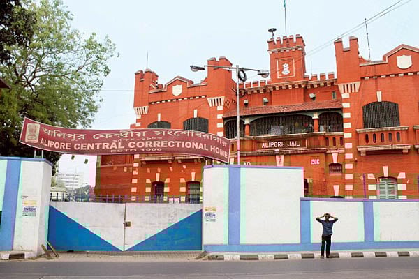 বন্দিদের দিয়ে চালানো হবে 'পেট্রোল পাম্প'