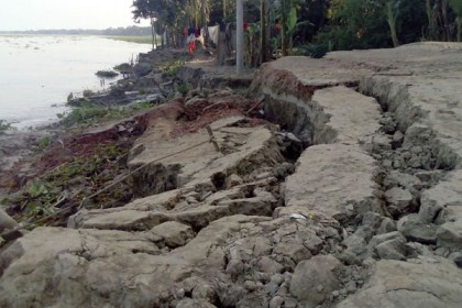 পানগুছির ভাঙনে বিপাকে লক্ষাধিক মানুষ