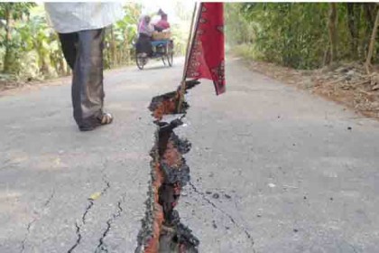 

শরণখোলায় আঞ্চলিক মহাসড়কে ভয়াবহ ফাঁটল


