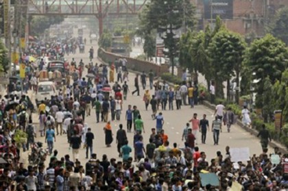 মিরপুরে পোশাক শ্রমিকদের সড়ক অবরোধ