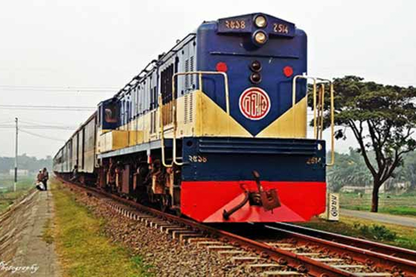 বাসকে ট্রেনের ধাক্কা, আহত ৪