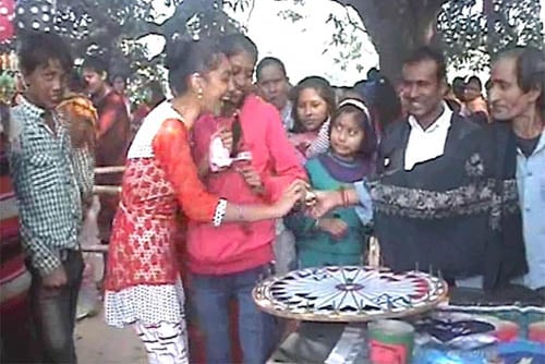 নোটবাতিলের ধাক্কা লাগেনি মেয়েদের জুয়া খেলায়