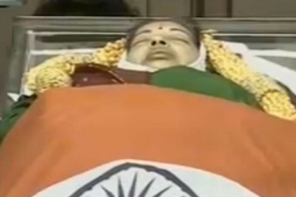 'আম্মা'কে শেষ শ্রদ্ধা জানাতে জনজোয়ার