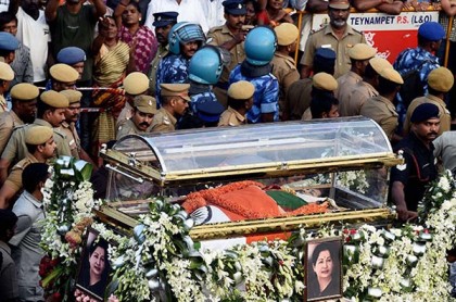 যে কারণে দাহ করা হল না জয়ললিতাকে