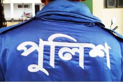 যাত্রীবাহী গাড়িতে পুলিশের ঘুম, আসামির পলায়ন!