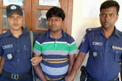মানবপাচারকারী গ্রেফতার
 