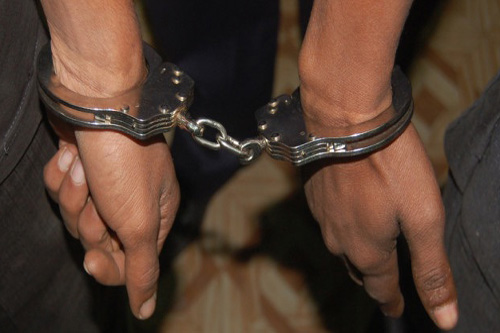 চট্টগ্রামে নকল পিস্তলসহ ২ ছিনতাইকারি আটক