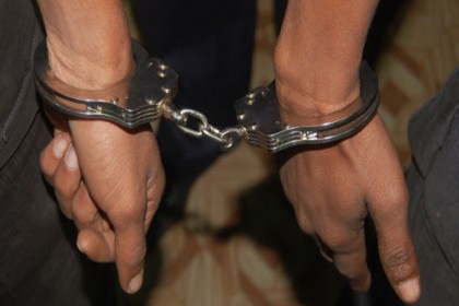 চট্টগ্রামে নকল পিস্তলসহ ২ ছিনতাইকারি আটক