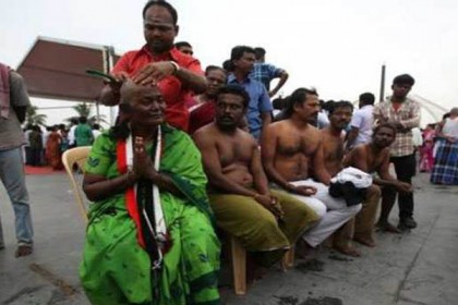 'আম্মা'র শোকে মাথা মুড়াচ্ছেন ভক্তরা!

