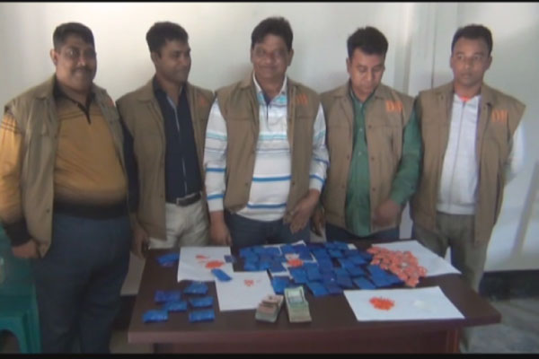 নোয়াখালীতে ইয়াবা ও মাদক বিক্রির নগদ টাকাসহ আটক ৩ 