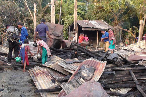 
রামগতিতে দু'পক্ষের সংঘর্ষে নিহত ১, আটক ৬
