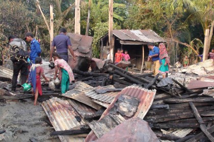 
রামগতিতে দু'পক্ষের সংঘর্ষে নিহত ১, আটক ৬
