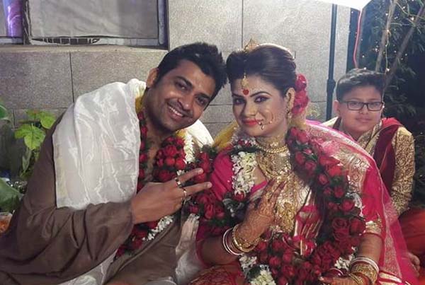 অবশেষে বিয়ে করলেন সুজয়-স্মিতা