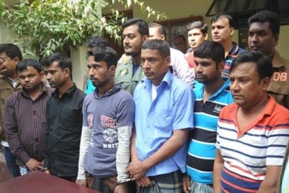 নারায়ণগঞ্জে ছিনতাই কাজে ব্যবহৃত দু'টি গাড়িসহ আটক ৮