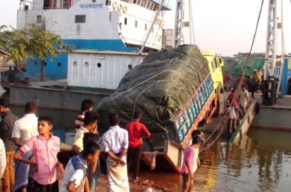 লক্ষ্মীপুরে পন্টুনের র‌্যাম ভেঙ্গে ফেরি চলাচল বন্ধ