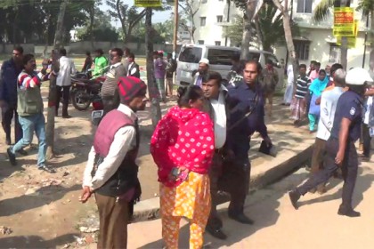 নেত্রকোনা হাসপাতালে রিপ্রেজেন্টিটিভদের হামলা, আটক ১০