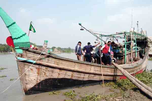 শরণখোলায় ৫০ মণ অবৈধ জাটকা নিলামে বিক্রি

