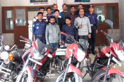 লক্ষ্মীপুরে ৪টি মোটর সাইকেলসহ আটক ২
