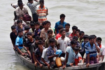 টেকনাফে রোহিঙ্গাবাহী ১৯টি নৌকা ফেরত
