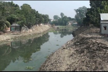 টাঙ্গাইলে অবৈধ স্থাপনা নিজ উদ্যোগেই সরাচ্ছে দখলদাররা!