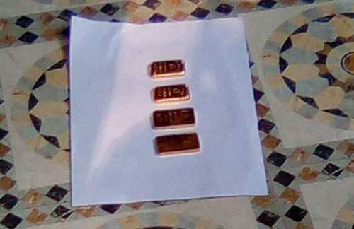 জুতার ভেতর থেকে স্বর্ণের বারসহ যুবক আটক