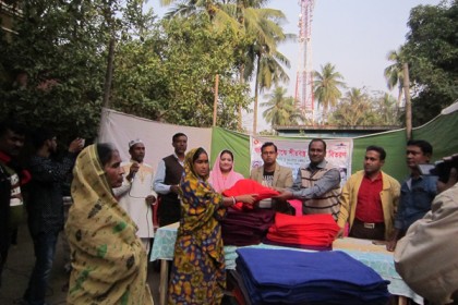 বাগেরহাটে দরিদ্রদের মাঝে কম্বল বিতরণ
