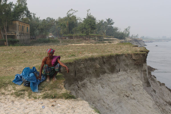 যমুনার ভাঙ্গনে নিঃস্ব তিন শতাধিক পরিবার