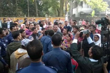 কোচিংয়ের প্রশ্নপত্রে সরকারি বিদ্যালয়ে ভর্তি পরীক্ষা, পাবনায় তোলপাড়