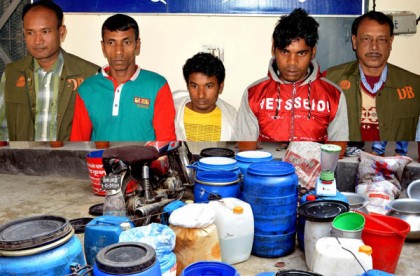 বগুড়ায় ১০০ লিটার নকল গরুর দুধ উদ্ধার
