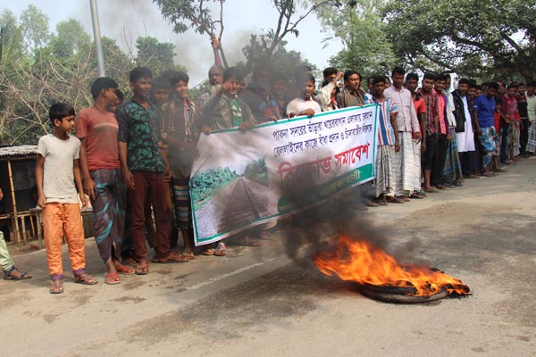 পাবনায় চাঁদাবাজদের বিরুদ্ধে এলাকাবাসীর বিক্ষোভ