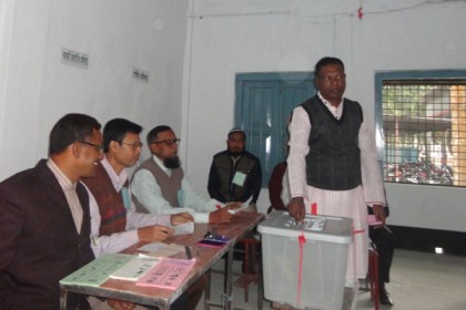 শান্তিপূর্ণ পরিবেশে চুয়াডাঙ্গায় ভোটগ্রহণ চলছে