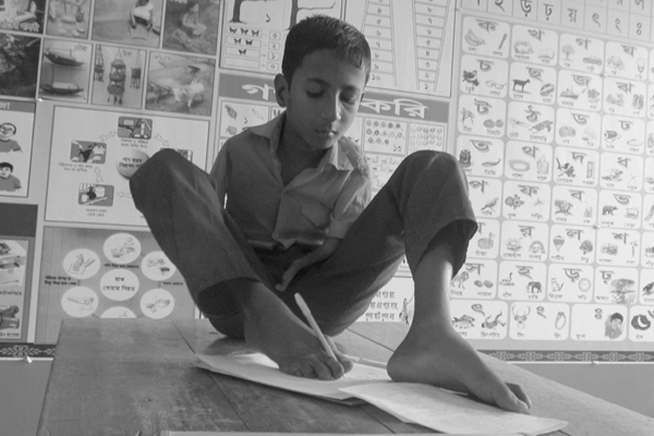 পা দিয়ে লিখে সেই চান মিয়া পেল 'এ' গ্রেড