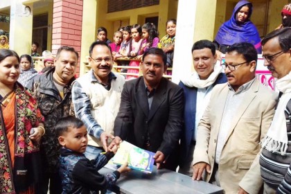 ফরিদপুরে শিক্ষার্থীদের মাঝে বই বিতরণ
