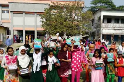 শরণখোলায় ৩০ হাজার শিক্ষার্থীর হাতে নতুন বই