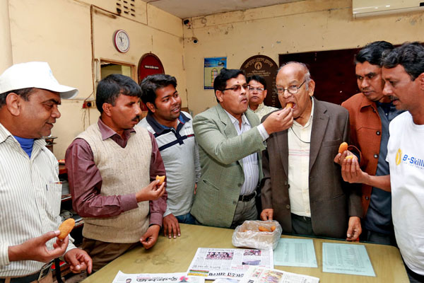 জাতীয় প্রেসক্লাবের নির্বাচনের সৌজন্যে বগুড়ায় মিষ্টিমুখ
