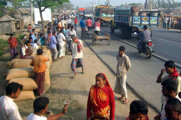 মহাসড়কে ধানের হাট, দুর্ঘটনায় ঝরছে প্রাণ