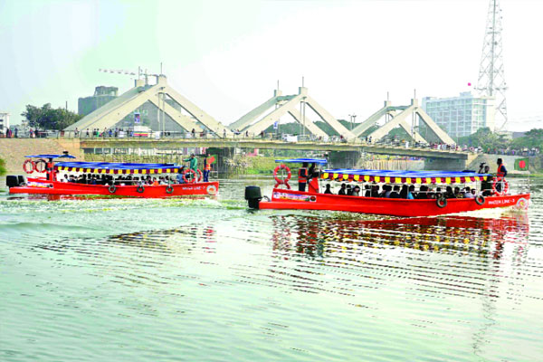 ঝিলের জলে ওয়াটার ট্যাক্সি 