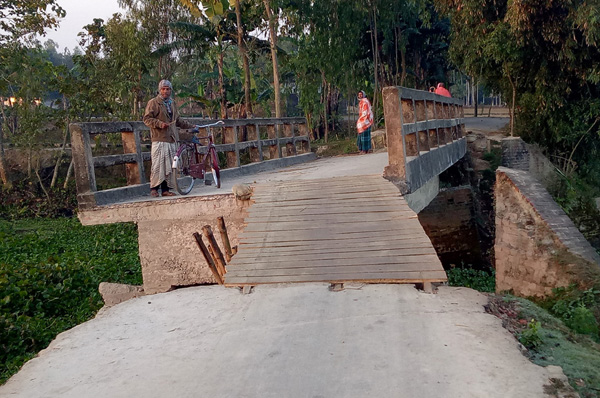 কুড়িগ্রামে বালাঘাট সেতু ধস, দুর্ভোগে ৪০ হাজার মানুষ
