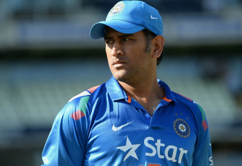 অধিনায়কত্ব ছাড়লেন ধোনি