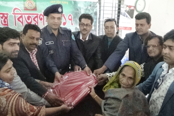 কালকিনিতে দরিদ্রদের মাঝে কম্বল বিতরণ