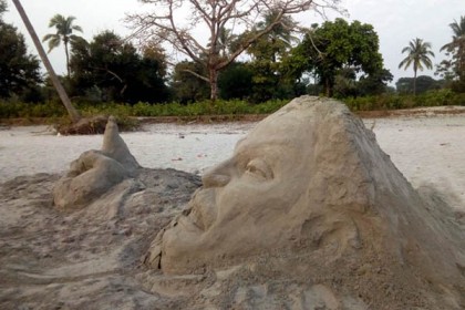কুয়াকাটার সৈকতে বালুর ভাস্কর্যে বঙ্গবন্ধু