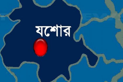 ৩০০ বোতল ফেনসিডিলসহ তিন পাচারকারী আটক