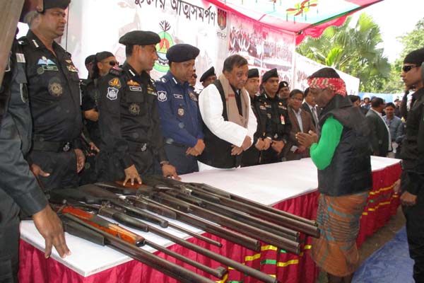 জলদস্যু বাহিনীর ১২ সদ‌স্যের আত্মসমর্পণ
