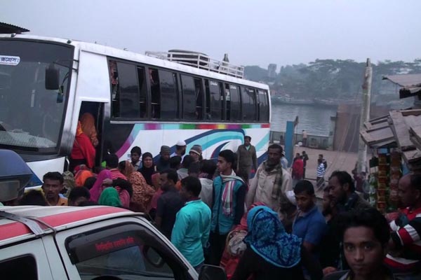লক্ষ্মীপুর-ভোলা নৌরুটে যানবাহন পারাপার ব্যহত, দুর্ভোগ চরমে