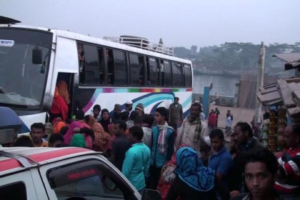 লক্ষ্মীপুর-ভোলা নৌরুটে যানবাহন পারাপার ব্যহত, দুর্ভোগ চরমে