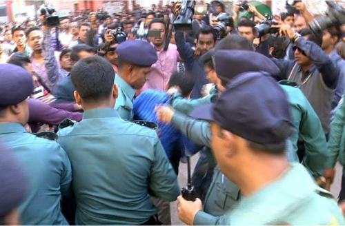 বরিশালে বিএনপি'র বিক্ষোভ মিছিলে পুলিশের বাধা