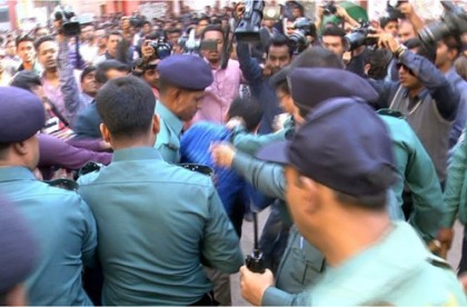 বরিশালে বিএনপি'র বিক্ষোভ মিছিলে পুলিশের বাধা
