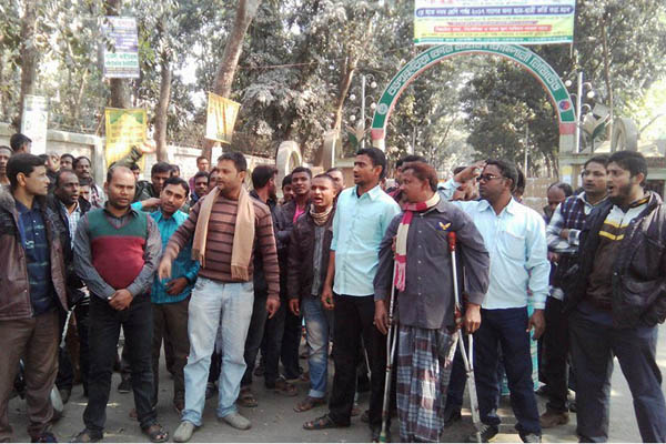 বড়পুকুরিয়ায় কয়লা শ্রমিকদের ধর্মঘট অব্যাহত, অসুস্থ ৩