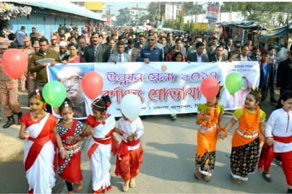 উন্নয়ন মেলা উপলক্ষে দিনাজপুরে বর্ণাঢ্য শোভাযাত্রা