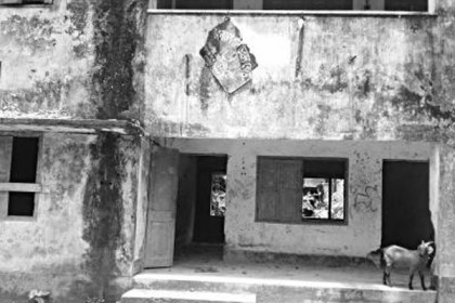 
কর্মকর্তাদের খোঁজ নেই, ভবন পরিত্যাক্ত